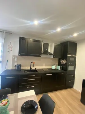 Cuisine ou kitchenette dans l'établissement Petit château