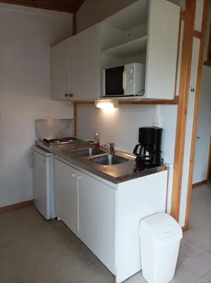 Cuisine ou kitchenette dans l'établissement CAMPING DE LA CHALARONNE