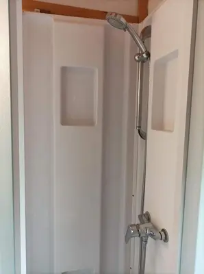 Salle de bains dans l'établissement CAMPING DE LA CHALARONNE