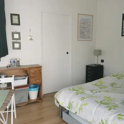 Un ou plusieurs lits dans un hébergement de l'établissement Chambre meublée indépendante