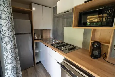 Cuisine ou kitchenette dans l'établissement Camping Le Lac des Sapins