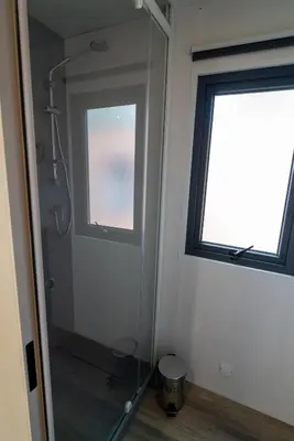 Salle de bains dans l'établissement Camping Le Lac des Sapins