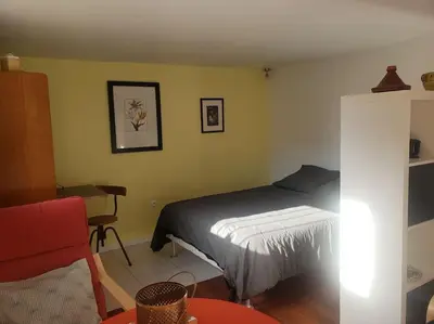 Un ou plusieurs lits dans un hébergement de l'établissement Studio Buena Vista avec terrasse sur jardin