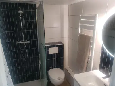 Salle de bains dans l'établissement Studio Buena Vista avec terrasse sur jardin