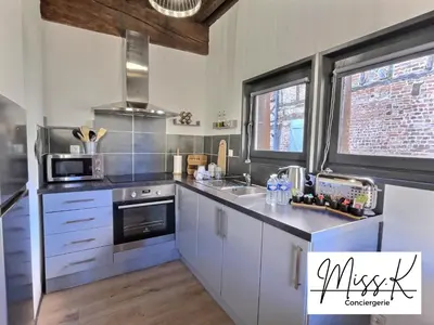 Cuisine ou kitchenette dans l'établissement ''La Fenêtre sur le marché'' de Miss.K Conciergerie