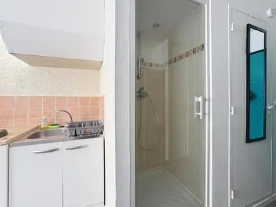 Cuisine ou kitchenette dans l'établissement Studio meublé à Lyon Centre