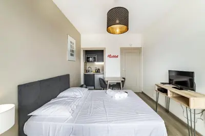 Un ou plusieurs lits dans un hébergement de l'établissement AllinLyon | Studio vue toits Presqu’île