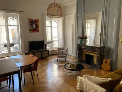 Télévision ou salle de divertissement dans l'établissement Beautiful 3BR Apt in Lyon Center
