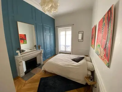 Un ou plusieurs lits dans un hébergement de l'établissement Beautiful 3BR Apt in Lyon Center