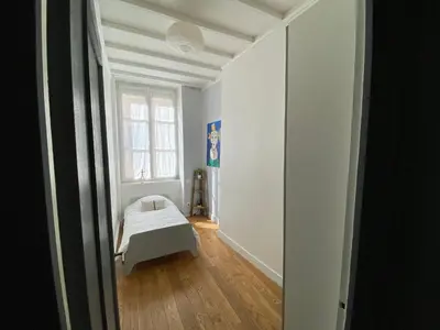 Un ou plusieurs lits dans un hébergement de l'établissement Beautiful 3BR Apt in Lyon Center