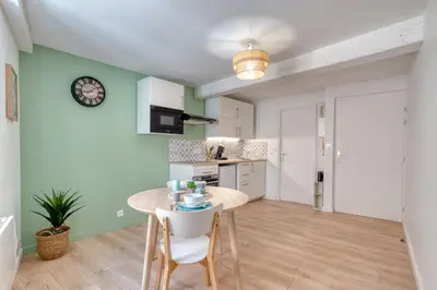 Cuisine ou kitchenette dans l'établissement L'Escale charmante & cosy - T2 - Montluel