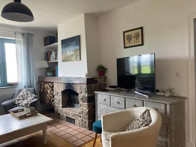 Télévision ou salle de divertissement dans l'établissement Maison sur cour