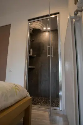 Salle de bains dans l'établissement Agréable logement indépendant avec véranda