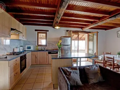 Cuisine ou kitchenette dans l'établissement Gîte charmant avec cheminée, proche nature - FR-1-496-279