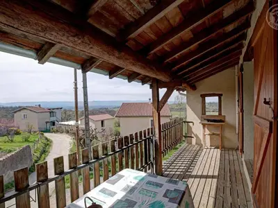 Balcon ou terrasse dans l'établissement Gîte charmant avec cheminée, proche nature - FR-1-496-279