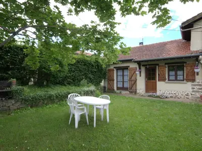 Jardin de l'établissement Gîte 65 m² avec cheminée, terrasse et jeux pour enfants - FR-1-496-283