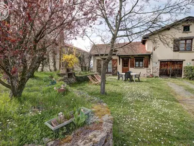 Jardin de l'établissement Gîte 65 m² avec cheminée, terrasse et jeux pour enfants - FR-1-496-283