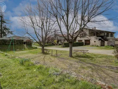 Jardin de l'établissement Gîte 65 m² avec cheminée, terrasse et jeux pour enfants - FR-1-496-283