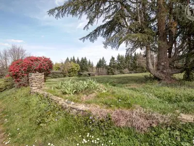 Jardin de l'établissement Gîte 65 m² avec cheminée, terrasse et jeux pour enfants - FR-1-496-283