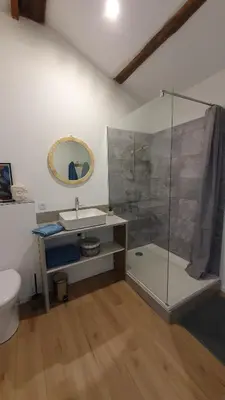 Salle de bains dans l'établissement Le Central