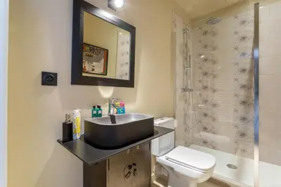 Salle de bains dans l'établissement STUDIO BELLECOUR Republique