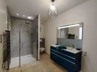Salle de bains dans l'établissement Auberge du Vieux Pont